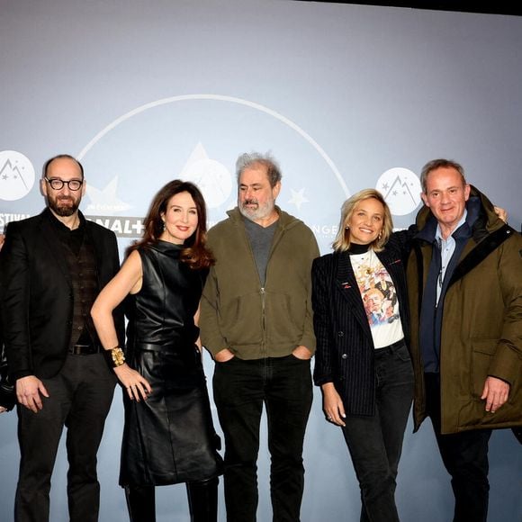 Le lancement a eu lieu ce 13 janvier en présence du jury présidé par Elsa Zylberstein
Le jury : Tom Leeb, Izïa Higelin, Ken Scott, Elsa Zylberstein (présidente du jury), Gustave Kervern et Noémie Saglio au photocall de la cérémonie d'ouverture du 28ème Festival International du Film de Comédie à l'Alpe d'Huez le 13 janvier 2025.

© Dominique Jacovides / Bestimage