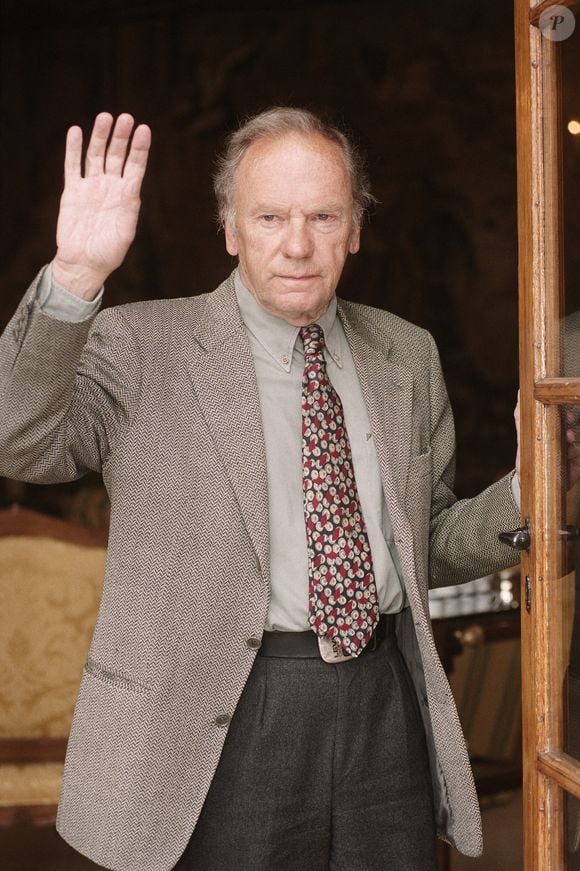 "La mort de Marie fut la plus grande souffrance de ma vie. Il était impossible d’imaginer un jour sans entendre sa voix, sans voir son sourire", déclarait l'acteur à Mireille Dumas dans "Vie privée, vie publique"

Le comédien Jean-Louis Trintignant lors d'une séance photo pendant le festival du film policier de Cognac le 9 avril 2000 à Cognac, France. Photo par Pascal Baril/ABACAPRESS.COM