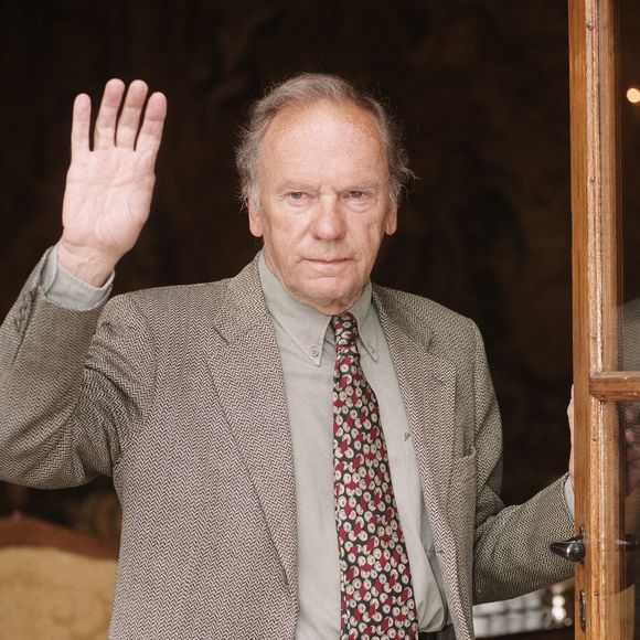 "La mort de Marie fut la plus grande souffrance de ma vie. Il était impossible d’imaginer un jour sans entendre sa voix, sans voir son sourire", déclarait l'acteur à Mireille Dumas dans "Vie privée, vie publique"

Le comédien Jean-Louis Trintignant lors d'une séance photo pendant le festival du film policier de Cognac le 9 avril 2000 à Cognac, France. Photo par Pascal Baril/ABACAPRESS.COM