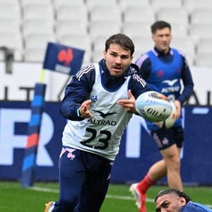 Antoine Dupont - Entraînement de l'équipe de France de rugby à la veille du match face à l'Angleterre lors du tournoi des Six Nations au stade de France à Saint-Denis, le 13 mars 2026.
© Lionel Urman / Bestimage