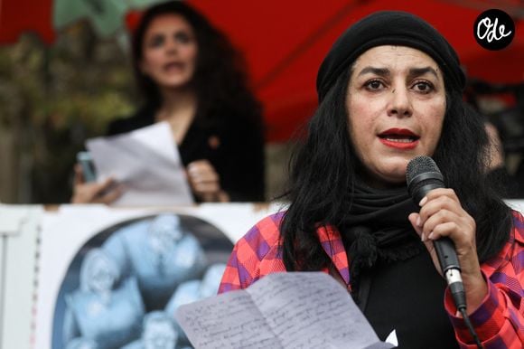La réalisatrice française Marjane Satrapi - Des personnes participent à un rassemblement de soutien aux femmes iraniennes à Paris, France, le 2 octobre 2022. Cette manifestation a lieu suite à la mort de Mahsa Amini, décédée en garde à vue après avoir été détenue par la police des mœurs iranienne, et de Hadis Najafi, abattue lors d'une manifestation en Iran.  © Stéphane Lemouton/Bestimage