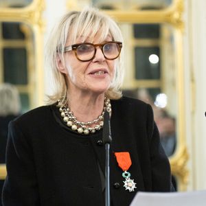 Chantal Ladesou - Rachida Dati remet à Chantal Ladesou les insignes de Chevalier de la Légion d'Honneur au ministère de la Culture à Paris le 2 février 2026.
© Cyril Moreau / Bestimage