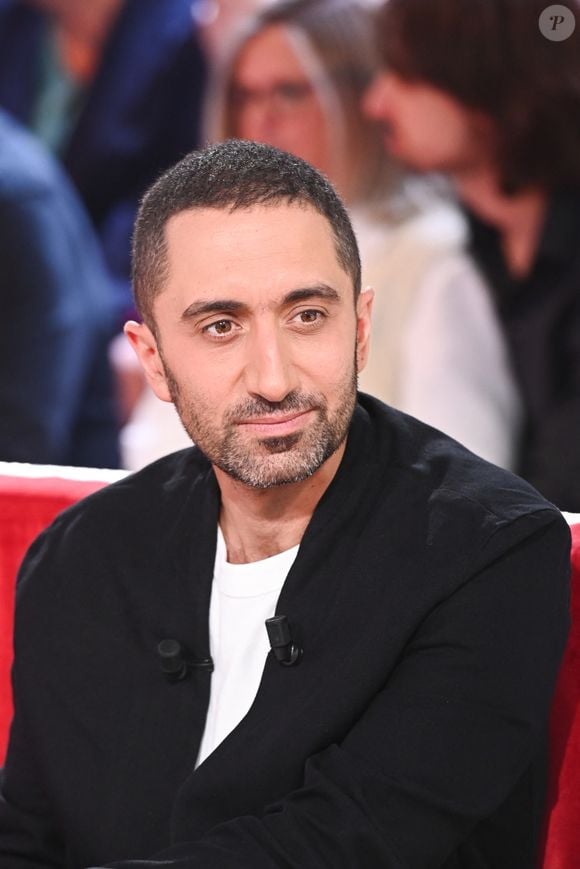 Toutefois, la mise en place d'une telle réforme s'annonce complexe car elle nécessite une "réorganisation du travail des enseignants" et des services de transport.

Exclusif - Jimmy Mohamed - Enregistrement de l'émission Vivement dimanche au studio Rive Gauche, présentée par M.Drucker, diffusée le 07 septembre 2025 sur France 3.  © Guillaume Gaffiot / Bestimage