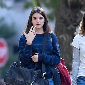 Sa fille Suri Cruise grandit aujourd’hui loin de lui : cela fait plus de 10 ans qu’ils ne se sont pas vus.



13/10/2024 EXCLUSIF : Suri Cruise porte Eleanor, le chat de sa mère, alors qu'elle se promène avec une amie à New York. La fille de Tom Cruise et de Katie Holmes, âgée de 18 ans, a été aperçue dans la ville lors d'une pause à l'université. Suri portait un pull rayé, un jean et des Converse. The ImageDirect / Bestimage