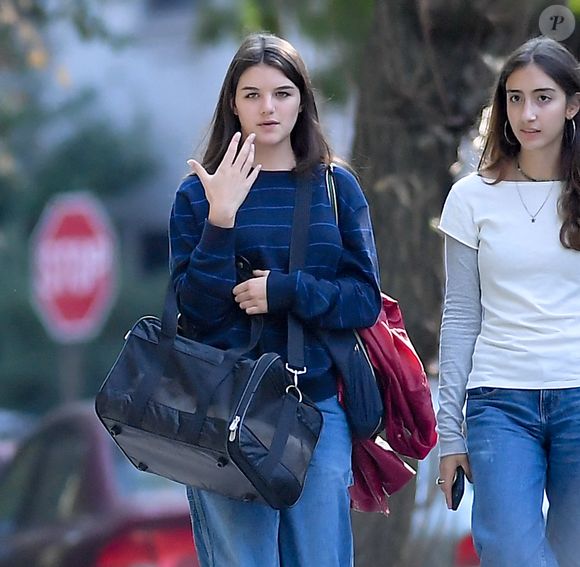 Sa fille Suri Cruise grandit aujourd’hui loin de lui : cela fait plus de 10 ans qu’ils ne se sont pas vus.



13/10/2024 EXCLUSIF : Suri Cruise porte Eleanor, le chat de sa mère, alors qu'elle se promène avec une amie à New York. La fille de Tom Cruise et de Katie Holmes, âgée de 18 ans, a été aperçue dans la ville lors d'une pause à l'université. Suri portait un pull rayé, un jean et des Converse. The ImageDirect / Bestimage