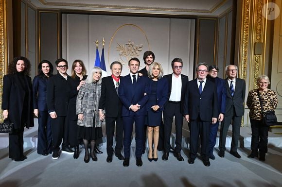 Emmanuel Macron a souligné son incroyable longévité à la télévision.

Exclusif - Michel Drucker entouré par sa petite fille Rebecca Jarre-Chateau, Marie Drucker, Laurent Arcaro, Stéfanie Jarre, sa femme Dany Saval, Michel Drucker, le président de la république Emmanuel Macron, sa femme Brigitte Macron, David Jarre, Jean-Michel Jarre, Philippe Alain, Claude Boucher, Jean-Pierre Trautvetter et Françoise Savalle. M.Drucker reçoit la médaille de Commandeur de la Légion d’honneur par le président de la République Française Emmanuel Macron au palais de l'Elysée à Paris, le 13 février 2025.
© Guillaume Gaffiot / Bestimage
