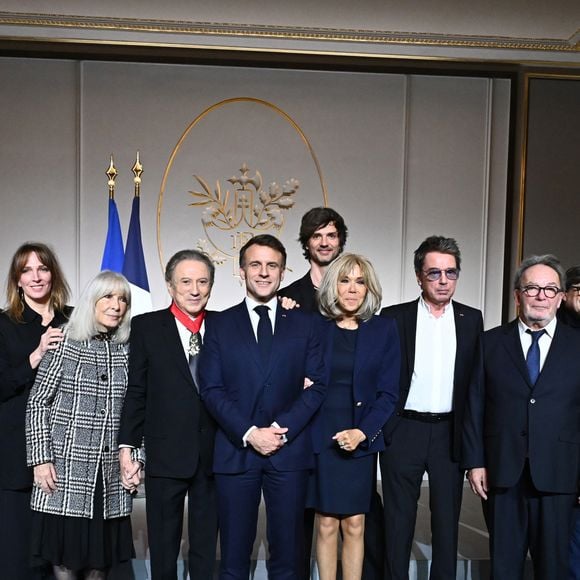 Emmanuel Macron a souligné son incroyable longévité à la télévision.

Exclusif - Michel Drucker entouré par sa petite fille Rebecca Jarre-Chateau, Marie Drucker, Laurent Arcaro, Stéfanie Jarre, sa femme Dany Saval, Michel Drucker, le président de la république Emmanuel Macron, sa femme Brigitte Macron, David Jarre, Jean-Michel Jarre, Philippe Alain, Claude Boucher, Jean-Pierre Trautvetter et Françoise Savalle. M.Drucker reçoit la médaille de Commandeur de la Légion d’honneur par le président de la République Française Emmanuel Macron au palais de l'Elysée à Paris, le 13 février 2025.
© Guillaume Gaffiot / Bestimage