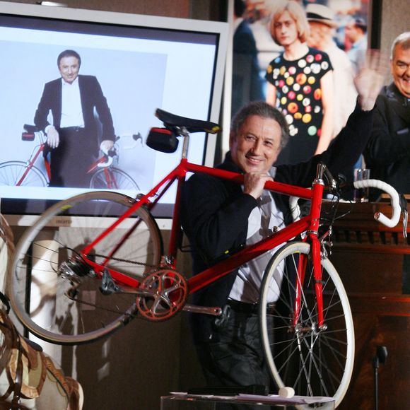Michel Drucker assiste à une vente aux enchères au profit de trois associations caritatives, 'La cha "ne de l'espoir', 'Handichiens', 'Les services hospitaliers pour les enfants malades', chez Sotheby's à Paris, France le 30 mars 2009. Photo by Denis Guignebourg/ABACAPRESS.COM