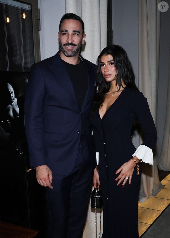 Adil Rami et sa compagne Louana Franco - Vernissage de l'exposition photos et du livre "La Boxe fait son cinéma" à l’hôtel Brach à Paris le 23 Septembre 2025. Ces clichés rendent hommage à plus de cinquante acteurs immortalisés dans des scènes où le noble art rencontre le 7ème art. © Denis Guignebourg/Bestimage