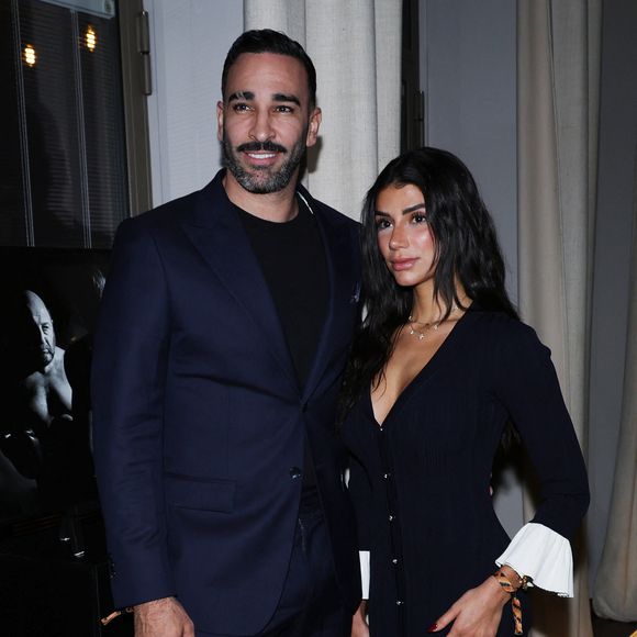 Adil Rami et sa compagne Louana Franco - Vernissage de l'exposition photos et du livre "La Boxe fait son cinéma" à l’hôtel Brach à Paris le 23 Septembre 2025. Ces clichés rendent hommage à plus de cinquante acteurs immortalisés dans des scènes où le noble art rencontre le 7ème art. © Denis Guignebourg/Bestimage