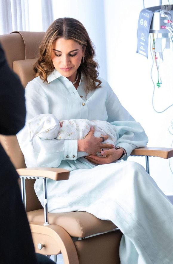 La petite fille a été immortalisée dans les bras de sa maman
La reine Rania de Jordanie - Naissance de la princesse Iman de Jordanie, fille du prince Hussein de Jordanie et de sa femme la princesse Rajwa au Centre Médical King Hussein à Amman. Le 3 août 2024 Dana Press / Bestimage