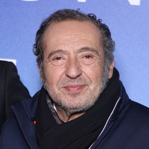 Patrick Timsit - Photocall de la cérémonie d'ouverture du festival de la fiction TV de La Rochelle avec la projection du film "Les disparues de la gare" le 16 septembre 2025.
© Denis Guignebourg / Bestimage