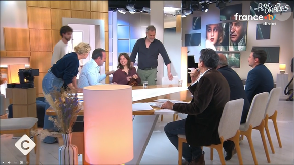Une actrice perd l'équilibre en direct dans C à Vous pour sa "première télé", Jean Dujardin au plus près de la scène - capture d'écran France 5