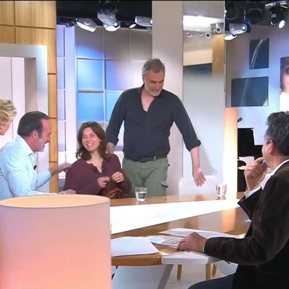 Une actrice perd l'équilibre en direct dans C à Vous pour sa "première télé", Jean Dujardin au plus près de la scène - capture d'écran France 5