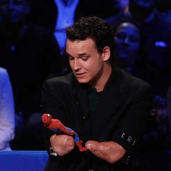 Théo Curin était également invité

Exclusif - Théo Curin - Enregistrement de l'émission "La Boîte à Secrets N°19" dans les studios de la Cité du Cinéma à Saint-Denis, présentée par F.Bollaert et diffusée le 3 janvier sur France 3
© Christophe Clovis / Bestimage