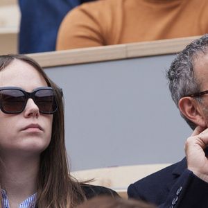 Elie Semoun et sa compagne Aude dans les tribunes au même moment dans les tribunes des Internationaux de France de tennis de Roland Garros 2024 à Paris, France, le 2 juin 2024. © Jacovides-Moreau/Bestimage