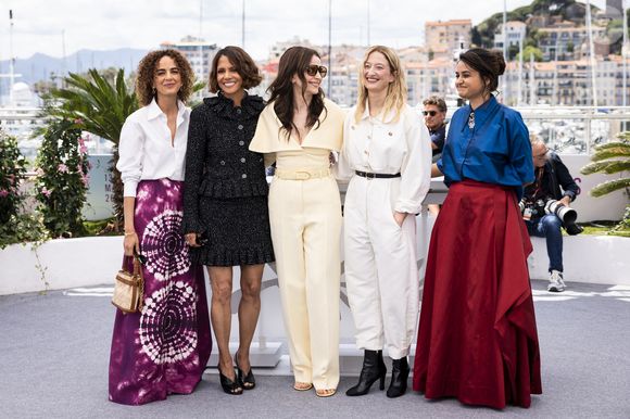 Leila Slimani, Halle Berry, la présidente du jury Juliette Binoche, Alba Rohrwacher, Payal Kapadia - Photocall du jury des longs métrages lors du 78ème Festival International du Film de Cannes, le 13 mai 2025. 
© Jacovides / Moreau / Bestimage