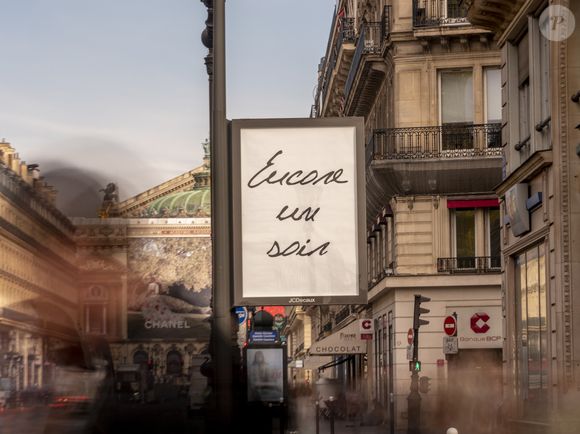 Une mystérieuse campagne d'affichage reprenant les titres iconiques de Céline Dion s'est emparée de Paris ces dernières heures. Ces visuels sobres suggèrent le retour imminent de la star québécoise pour une série de concerts exceptionnels en 2026. L'engouement est déjà immense et les rumeurs évoquent également la sortie d'un nouvel album francophone pour accompagner cet évènement. France, le 24 mars 2026.
© Théo Castillon / Bestimage