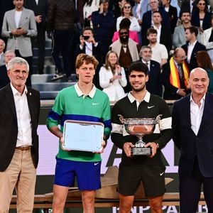 Gilles Moretton, Jannik Sinner, Carlos Alcaraz et Andre Agassi lors de la finale masculine 2025 de Roland Garros le 08 juin 2025 à Paris, France. © Dante Badano/PsnewZ/Bestimage