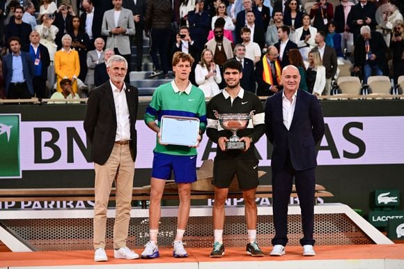 Gilles Moretton, Jannik Sinner, Carlos Alcaraz et Andre Agassi lors de la finale masculine 2025 de Roland Garros le 08 juin 2025 à Paris, France. © Dante Badano/PsnewZ/Bestimage