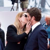 Virginie Efira et Niels Schneider partagent une étreinte très remarquée sur la Croisette, ils ne se lâchent plus