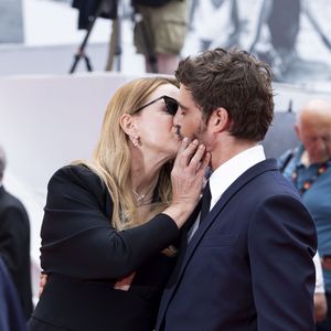 Virginie Efira et Niels Schneider partagent un tendre baiser sur les marches du Festival de Cannes..

Virginie Efira et Niels Schneider - Montée des marches du film " L'inconnue" lors du 79ème Festival International du Film de Cannes. © Olivier Borde / Bestimage