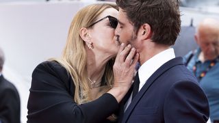 Virginie Efira et Niels Schneider partagent une étreinte très remarquée sur la Croisette, ils ne se lâchent plus