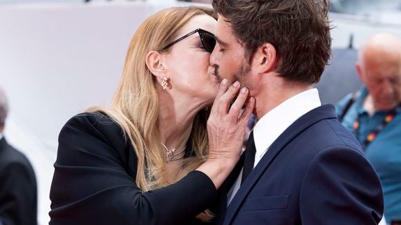 Virginie Efira et Niels Schneider partagent une étreinte très remarquée sur la Croisette, ils ne se lâchent plus