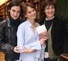 Mais le rôle qu'elle a pris sans doute le plus à cœur, c'est celui de maman. Inès de la Fressange a eu deux filles avec l'homme d'affaires italien Luigi d’Urso : Nine Marie, née le 27 février 1994, et Violette Marie, née le 6 août 1999.
Violette d’Urso entre sa mère Inès de La Fressange et sa soeur Nine d’Urso - Violette d’Urso dédicace son livre "Même le bruit de la nuit a changé" à la librairie Galignani à Paris, France, le 25 mars 2023. © Bertrand Rindoff/Bestimage