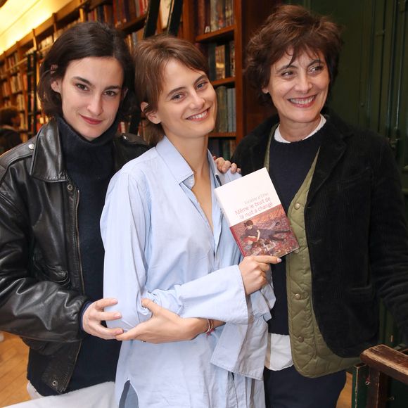 Mais le rôle qu'elle a pris sans doute le plus à cœur, c'est celui de maman. Inès de la Fressange a eu deux filles avec l'homme d'affaires italien Luigi d’Urso : Nine Marie, née le 27 février 1994, et Violette Marie, née le 6 août 1999. 

Violette d’Urso entre sa mère Inès de La Fressange et sa soeur Nine d’Urso - Violette d’Urso dédicace son livre "Même le bruit de la nuit a changé" à la librairie Galignani à Paris, France, le 25 mars 2023. © Bertrand Rindoff/Bestimage