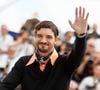 Il a aussi évoqué sa transformation physique pour son rôle dans L’Inconnue.

Niels Schneider au photocall du film "La Bataille De Gaulle: L'Âge De Fer" (De Gaulle: Tilting Iron) lors du 79ème Festival International du Film de Cannes, France, le 21 mai 2026. © Jacovides-Moreau/Bestimage