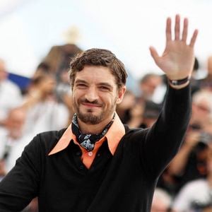 Il a aussi évoqué sa transformation physique pour son rôle dans L’Inconnue.

Niels Schneider au photocall du film "La Bataille De Gaulle: L'Âge De Fer" (De Gaulle: Tilting Iron) lors du 79ème Festival International du Film de Cannes, France, le 21 mai 2026. © Jacovides-Moreau/Bestimage
