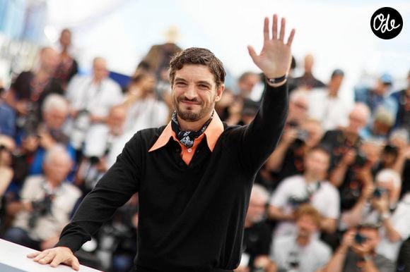 Il a aussi évoqué sa transformation physique pour son rôle dans L’Inconnue.

Niels Schneider au photocall du film "La Bataille De Gaulle: L'Âge De Fer" (De Gaulle: Tilting Iron) lors du 79ème Festival International du Film de Cannes, France, le 21 mai 2026. © Jacovides-Moreau/Bestimage