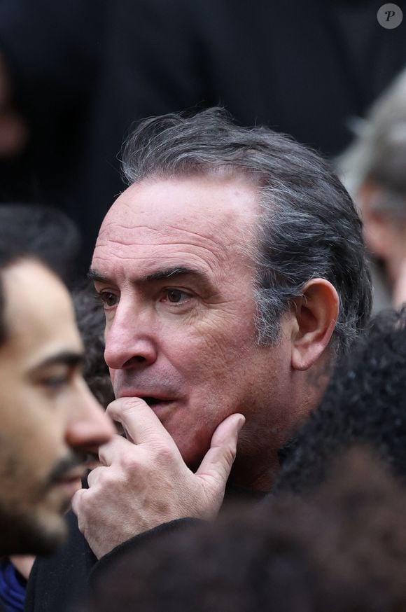 mais aussi à l'équipe qui l'accompagne.

Jean Dujardin - Sorties des obsèques du réalisateur Bertrand Blier en l'église Saint-Roch à Paris le 29 janvier 2025. © Dominique Jacovides/Bestimage