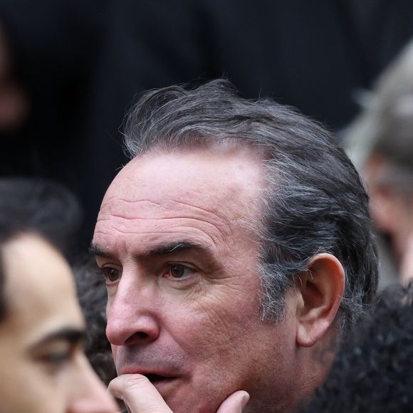 mais aussi à l'équipe qui l'accompagne.

Jean Dujardin - Sorties des obsèques du réalisateur Bertrand Blier en l'église Saint-Roch à Paris le 29 janvier 2025. © Dominique Jacovides/Bestimage