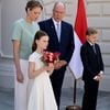 La cérémonie protocolaire, ponctuée des hymnes nationaux, a mis en lumière l’élégance du couple princier et de leurs enfants, dans un décor empreint de tradition et de solennité.

Le Prince Albert II de Monaco (2ème à droite), la Princesse Charlène (à gauche) et leurs enfants Gabriella
(2e à gauche) et Jacques (à droite) attendent l'arrivée du président français pour une visite d'État de deux jours, le 7 juin 2025. Photo by Ludovic Marin/Pool/ABACAPRESS.COM
