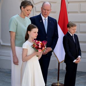 La cérémonie protocolaire, ponctuée des hymnes nationaux, a mis en lumière l’élégance du couple princier et de leurs enfants, dans un décor empreint de tradition et de solennité.

Le Prince Albert II de Monaco (2ème à droite), la Princesse Charlène (à gauche) et leurs enfants Gabriella
(2e à gauche) et Jacques (à droite) attendent l'arrivée du président français pour une visite d'État de deux jours, le 7 juin 2025. Photo by Ludovic Marin/Pool/ABACAPRESS.COM