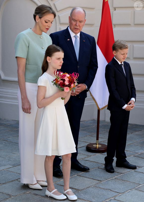 La cérémonie protocolaire, ponctuée des hymnes nationaux, a mis en lumière l’élégance du couple princier et de leurs enfants, dans un décor empreint de tradition et de solennité.

Le Prince Albert II de Monaco (2ème à droite), la Princesse Charlène (à gauche) et leurs enfants Gabriella
(2e à gauche) et Jacques (à droite) attendent l'arrivée du président français pour une visite d'État de deux jours, le 7 juin 2025. Photo by Ludovic Marin/Pool/ABACAPRESS.COM