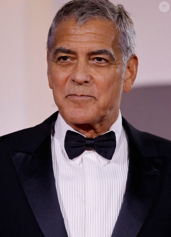 Ce jeudi 28 août, George Clooney a été contraint de modifier son planning à la Mostra de Venise.

George Clooney assiste à la première de "Jay Kelly" au Festival international du film de Venise au Lido de Venise, le 28 août 2025. 

Photo : DPA / ABACA