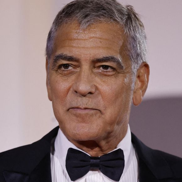 Ce jeudi 28 août, George Clooney a été contraint de modifier son planning à la Mostra de Venise.

George Clooney assiste à la première de "Jay Kelly" au Festival international du film de Venise au Lido de Venise, le 28 août 2025. 

Photo : DPA / ABACA