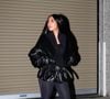 Les tendances mode effectuent un grand retour vers les années 2000 et l'esthétique Y2K.

Exclusif - Kim Kardashian à Los Angeles. La star porte la réédition de la Nike Air Rift. 

© Bestimage