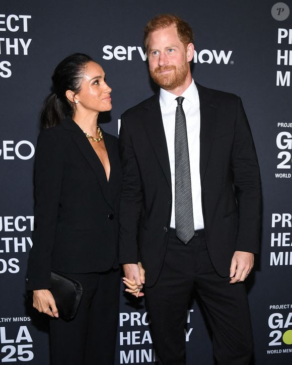 Tous deux étaient parfaitement assortis.

Meghan Markle, duchesse de Sussex et le prince Harry, duc de Sussex, marchant sur le tapis rouge du gala de la Journée mondiale de la santé mentale de Project Healthy Minds qui s'est tenu aux Spring Studios à New York, NY, le 9 octobre 2025. (Photo par Anthony Behar/Sipa USA)