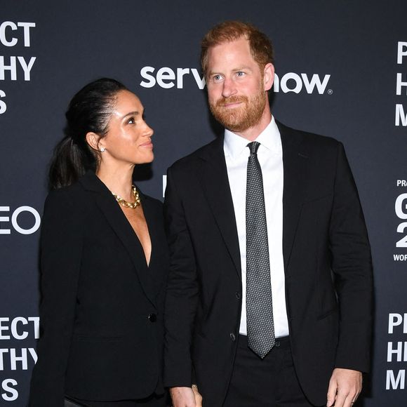 Tous deux étaient parfaitement assortis.

Meghan Markle, duchesse de Sussex et le prince Harry, duc de Sussex, marchant sur le tapis rouge du gala de la Journée mondiale de la santé mentale de Project Healthy Minds qui s'est tenu aux Spring Studios à New York, NY, le 9 octobre 2025. (Photo par Anthony Behar/Sipa USA)