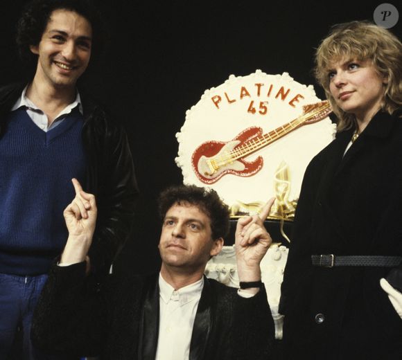 En France, à Paris, lors de la 100ème de l'émission "Platine 45", Jacky (Jacques Jakubowicz) devant un énorme gâteau portant le nom de l'émission, entouré de Michel Berger à gauche et de France GALL. Le 15 mai 1984.
© Gérard Letellier via Bestimage