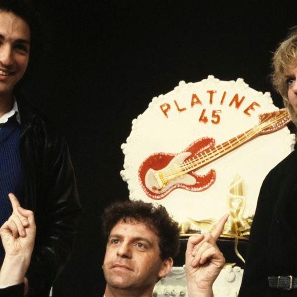 En France, à Paris, lors de la 100ème de l'émission "Platine 45", Jacky (Jacques Jakubowicz) devant un énorme gâteau portant le nom de l'émission, entouré de Michel Berger à gauche et de France GALL. Le 15 mai 1984.
© Gérard Letellier via Bestimage