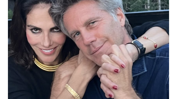 Pendant qu'Emmanuel-Philibert de Savoie roucoule avec Adriana, Clotilde Courau plus sublime que jamais : elle savoure sa liberté dans les rues de Paris