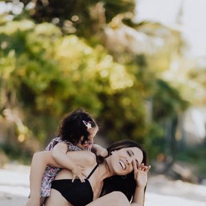 Exclusif - Prix Spécial - Pas de publication sur le web - Fabienne Carat et sa fille Céleste profitent d'une journée à la plage sur l'île de la Réunion, où Fabienne tourne un épisode de la série « Section de Recherches » le 8 juin 2023. (interview possible) 
© Jules Legros / Bestimage