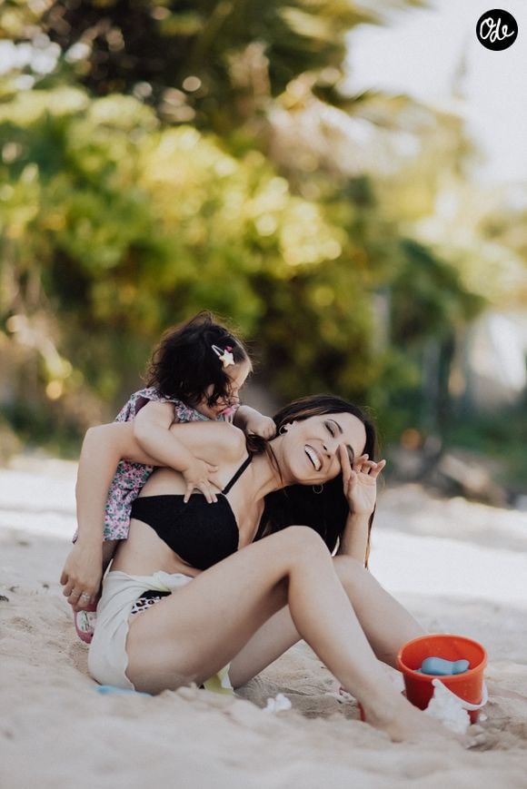 Exclusif - Prix Spécial - Pas de publication sur le web - Fabienne Carat et sa fille Céleste profitent d'une journée à la plage sur l'île de la Réunion, où Fabienne tourne un épisode de la série « Section de Recherches » le 8 juin 2023. (interview possible) 
© Jules Legros / Bestimage