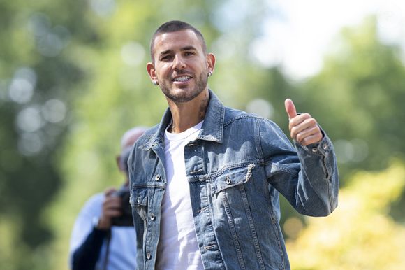 Lucas Hernandez - Les joueurs de l'équipe de France de football ont soigné leur style vestimentaire pour leur arrivée au centre national du football de Clairefontaine-en-Yveline, France, le 1er septembre 2025. Pierre Perusseau/Bestimage