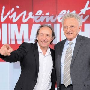 Ce dernier a aussi une actualité riche étant donné qu'il a récemment participé à la dernière saison de "Mask Singer". Qui plus est, il est candidat à la présidence de la Fédération française des sports de glace (FFSG) en 2026. 

Exclusif - Nelson Monfort  et Philippe Candeloro - Enregistrement de l'émission "Vivement dimanche" au studio Gabriel, présentée par M.Drucker, et diffusée sur France 3 le 22 juin 2025. 
© Guillaume Gaffiot / Bestimage